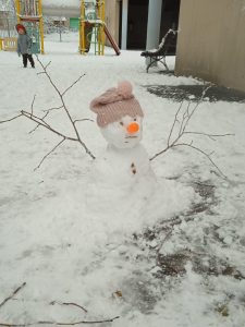 Vendredi matin, il y avait tellement de neige, que nous avons pu fabriquer un bonhomme de neige avec les élèves de petite section.