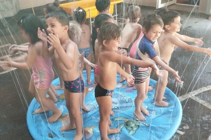 ☀️🥵🌡️En mode canicule…l’école se transforme en parc aquatique!💧🚿💦